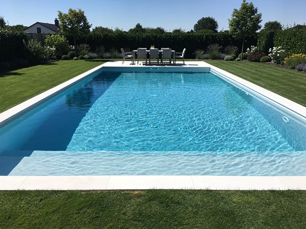 Piscine remise en eau, limpide, après traitement des fissures